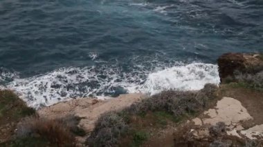 Amalfi coast, İtalya, gün batımı Sorrento. Dalgalar deniz, kayalar ve güneş ışığı. Akdeniz.