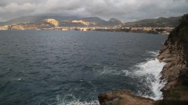 Amalfi coast, İtalya, gün batımı Sorrento. Dalgalar deniz, kayalar ve güneş ışığı. Akdeniz.