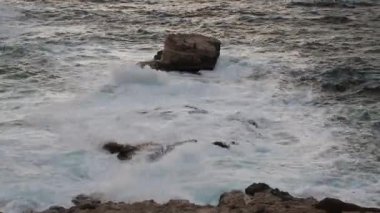 Amalfi coast, İtalya, gün batımı Sorrento. Dalgalar deniz, kayalar ve güneş ışığı. Akdeniz.