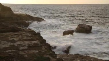 Amalfi coast, İtalya, gün batımı Sorrento. Dalgalar deniz, kayalar ve güneş ışığı. Akdeniz.