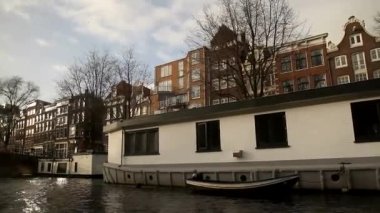 Amsterdam, Hollanda'nın görünümü. Güzel, rahat ve eski binalar, kanallar ve caddeler. Hollanda Mimarlık ve Hollanda tarzı. 