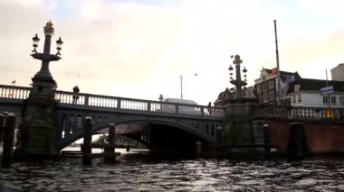 Amsterdam, Hollanda'nın görünümü. Güzel, rahat ve eski binalar, kanallar ve caddeler. Hollanda Mimarlık ve Hollanda tarzı. 