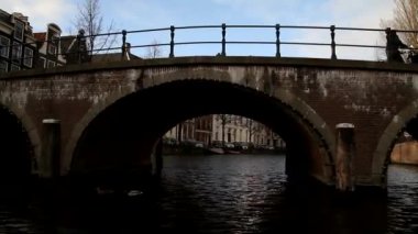 Amsterdam, Hollanda'nın görünümü. Güzel, rahat ve eski binalar, kanallar ve caddeler. Hollanda Mimarlık ve Hollanda tarzı. 