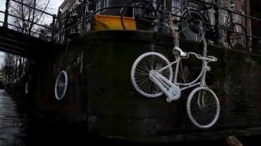 Amsterdam, Hollanda'nın görünümü. Güzel, rahat ve eski binalar, kanallar ve caddeler. Hollanda Mimarlık ve Hollanda tarzı. 
