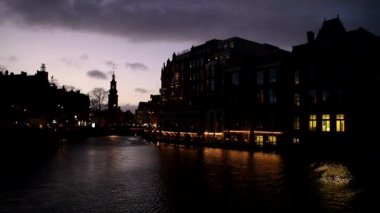Amsterdam, Hollanda'nın görünümü. Güzel, rahat ve eski binalar, kanallar ve caddeler. Hollanda Mimarlık ve Hollanda tarzı. 