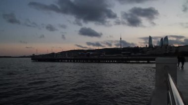 Bakü - tarihsel Azerbaycan sermaye görünümünü. Sabahın ilk saatlerinde ve güneş şafak yükseliyor. Hazar Denizi görünümünü şafak, eski Bakü sokakları ve modern binalar.