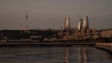 Bakü - tarihsel Azerbaycan sermaye görünümünü. Sabahın ilk saatlerinde ve güneş şafak yükseliyor. Hazar Denizi görünümünü şafak, eski Bakü sokakları ve modern binalar.