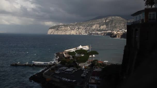 Amalfi Coast Włochy Zachód Słońca Sorrento Fale Morskie Skały Światłem — Wideo stockowe