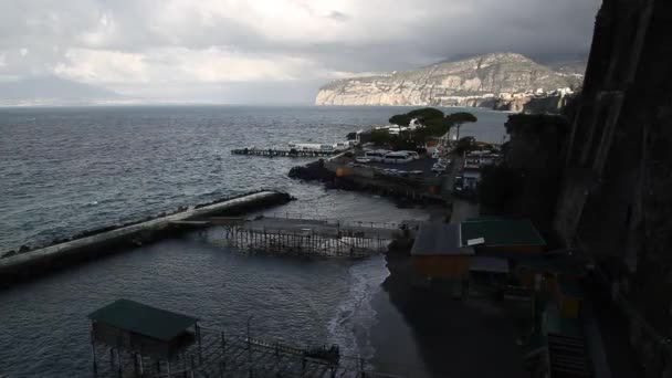 Amalfi Kust Italië Zonsondergang Sorrento Zee Golven Rotsen Zonlicht Middellandse — Stockvideo