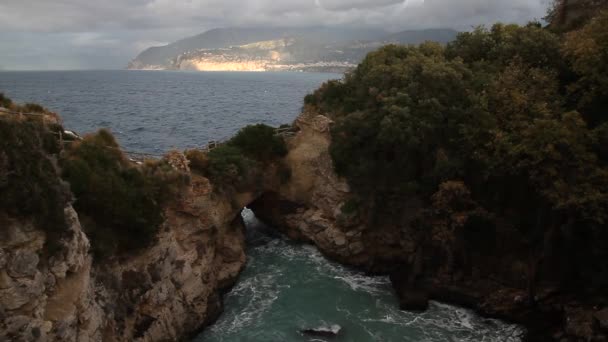 Amalfi Coast Włochy Zachód Słońca Sorrento Fale Morskie Skały Światłem — Wideo stockowe