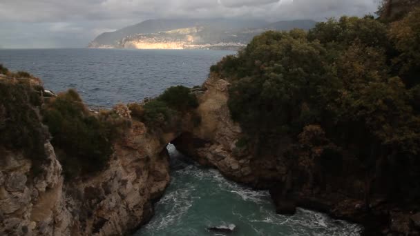 Costa Amalfitana Itália Pôr Sol Sorrento Ondas Mar Rochas Luz — Vídeo de Stock