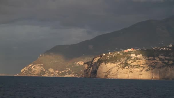 Costa Amalfitana Itália Pôr Sol Sorrento Ondas Mar Rochas Luz — Vídeo de Stock