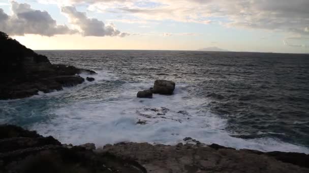 Amalfi Coast Włochy Zachód Słońca Sorrento Fale Morskie Skały Światłem — Wideo stockowe