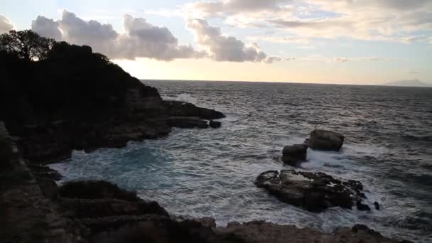 Costiera Amalfitana Italia Tramonto Sorrento Onde Marine Rocce Luce Del — Video Stock