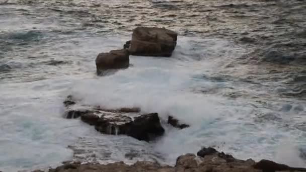 Amalfi Coast Włochy Zachód Słońca Sorrento Fale Morskie Skały Światłem — Wideo stockowe