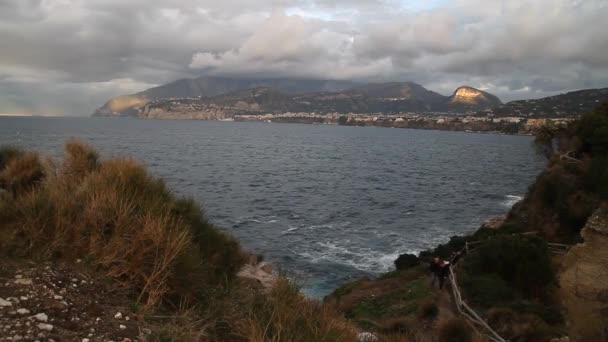 ソレント アマルフィ海岸 イタリア 海の波 岩や太陽の光 地中海 — ストック動画