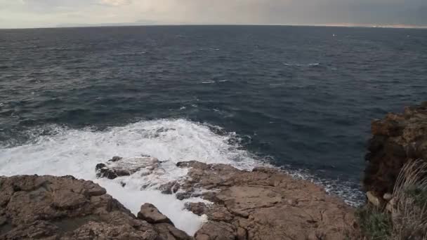 Amalfi Küste Italien Sonnenuntergang Sorrent Meereswellen Felsen Und Sonnenlicht Mittelmeer — Stockvideo
