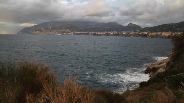 Amalfi Kust Italië Zonsondergang Sorrento Zee Golven Rotsen Zonlicht Middellandse — Stockvideo