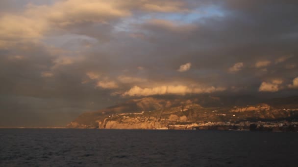 Amalfi Coast Włochy Zachód Słońca Sorrento Fale Morskie Skały Światłem — Wideo stockowe