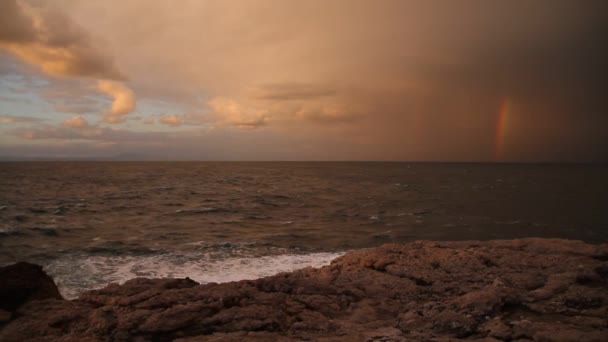 Amalfi Coast Włochy Zachód Słońca Sorrento Fale Morskie Skały Światłem — Wideo stockowe