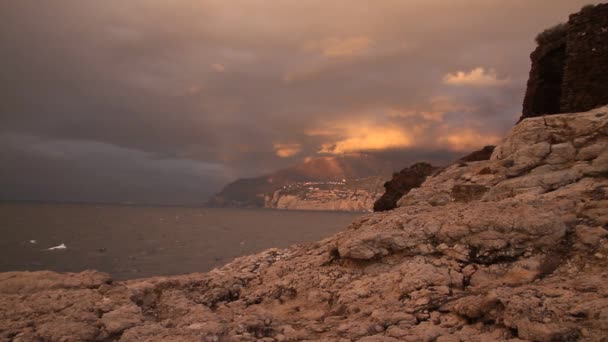 Amalfinské Pobřeží Itálie Západ Slunce Sorrento Mořské Vlny Skály Sluneční — Stock video