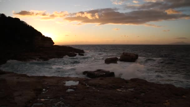 Costa Amalfitana Itália Pôr Sol Sorrento Ondas Mar Rochas Luz — Vídeo de Stock