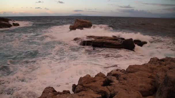 Amalfi Coast Włochy Zachód Słońca Sorrento Fale Morskie Skały Światłem — Wideo stockowe