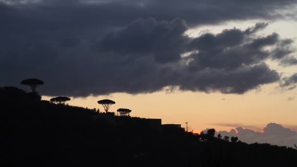 Amalfin Rannikko Italia Auringonlasku Sorrentossa Meriaaltoja Kiviä Auringonvaloa Välimeren Alue — kuvapankkivideo