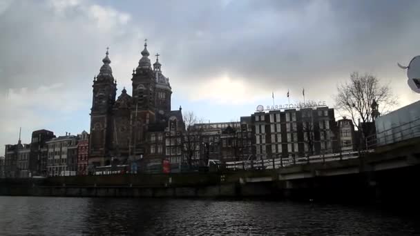 Άποψη Του Άμστερνταμ Ολλανδία Όμορφο Φιλόξενο Και Παλιά Κτίρια Κανάλια — Αρχείο Βίντεο