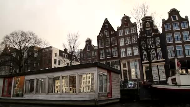 Вид Амстердама Нидерланды Красивые Уютные Старые Здания Каналы Улицы Голландская — стоковое видео
