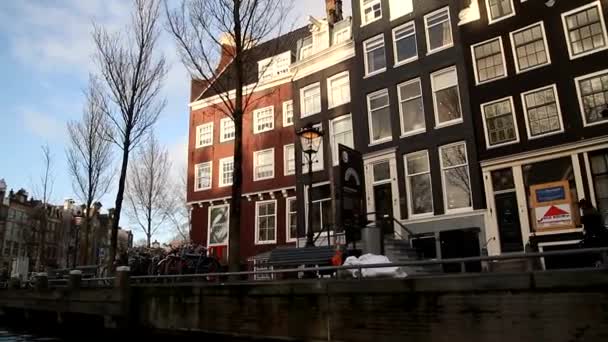 Vista Amsterdam Países Bajos Hermosos Acogedores Antiguos Edificios Canales Calles — Vídeo de stock