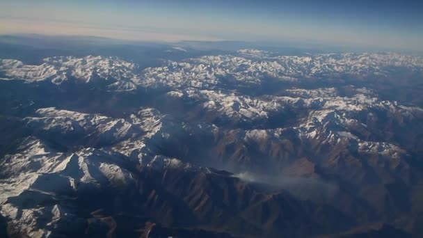 Alpes Vista Aérea Foto Avião Vista Aérea Das Montanhas Alpinas — Vídeo de Stock