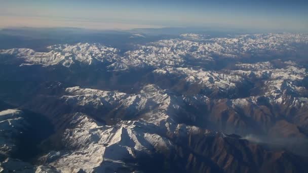 空気ビューからアルプス 飛行機からの写真 アルプス山脈の眺め 素晴らしい風景 山および図形の空撮 美しい自然を背景 — ストック動画