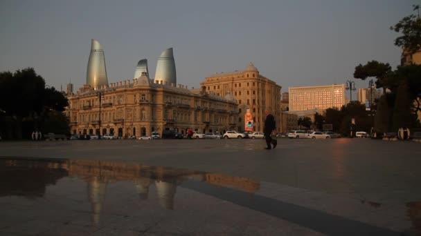 バクー アゼルバイジャンの歴史的な首都のビュー 太陽の夜明けで上昇しています 夜明け バクーの旧市街と近代的な建物にカスピ海のビュー — ストック動画