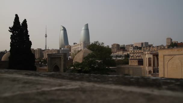 巴库历史阿塞拜疆资本的看法 清晨和太阳在黎明时分升起 黎明时分里海的景色 旧的巴库街道和现代建筑 — 图库视频影像