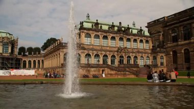 Dresden, eski Saksonya Alman şehir görünümünü. Zwinger palace, Elbe Nehri, güzel restore edilmiş bina ve yapılar.