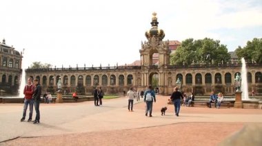 Dresden, eski Saksonya Alman şehir görünümünü. Zwinger palace, Elbe Nehri, güzel restore edilmiş bina ve yapılar.