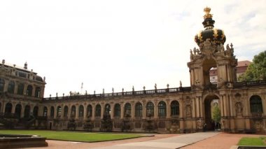Dresden, eski Saksonya Alman şehir görünümünü. Zwinger palace, Elbe Nehri, güzel restore edilmiş bina ve yapılar.
