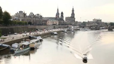 Dresden, eski Saksonya Alman şehir görünümünü. Zwinger palace, Elbe Nehri, güzel restore edilmiş bina ve yapılar.