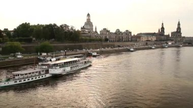 Dresden, eski Saksonya Alman şehir görünümünü. Zwinger palace, Elbe Nehri, güzel restore edilmiş bina ve yapılar.