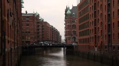 Hamburg, eski tarihi Alman şehir görünümünü. Elbe, eski Dock ve binalarda harbor, kargo gemileri.
