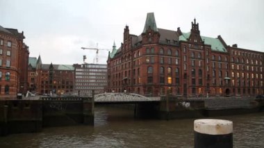 Hamburg, eski tarihi Alman şehir görünümünü. Elbe, eski Dock ve binalarda harbor, kargo gemileri.