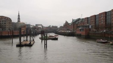 Hamburg, eski tarihi Alman şehir görünümünü. Elbe, eski Dock ve binalarda harbor, kargo gemileri.