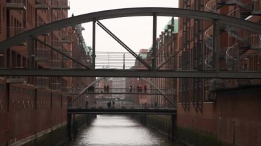 Hamburg, eski tarihi Alman şehir görünümünü. Elbe, eski Dock ve binalarda harbor, kargo gemileri.