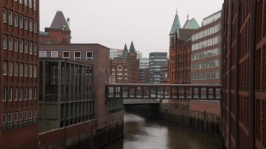 Hamburg, eski tarihi Alman şehir görünümünü. Elbe, eski Dock ve binalarda harbor, kargo gemileri.