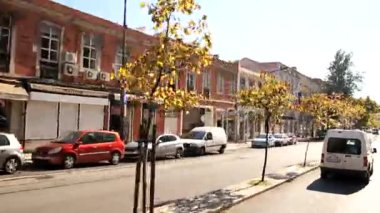 Üzerinden geçen tramvay 28 Lizbon, Portekiz görüntüleyin. Lizbon - eski ve güzel Avrupa şehri, Portekiz başkenti. Tarihi sokaklar, binalar ve çatılar. 