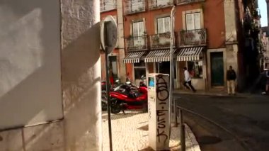 Üzerinden geçen tramvay 28 Lizbon, Portekiz görüntüleyin. Lizbon - eski ve güzel Avrupa şehri, Portekiz başkenti. Tarihi sokaklar, binalar ve çatılar. 