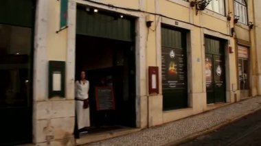 Üzerinden geçen tramvay 28 Lizbon, Portekiz görüntüleyin. Lizbon - eski ve güzel Avrupa şehri, Portekiz başkenti. Tarihi sokaklar, binalar ve çatılar. 