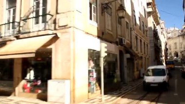 Üzerinden geçen tramvay 28 Lizbon, Portekiz görüntüleyin. Lizbon - eski ve güzel Avrupa şehri, Portekiz başkenti. Tarihi sokaklar, binalar ve çatılar. 