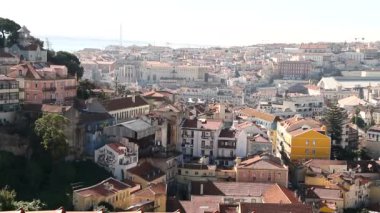 Lizbon - eski ve güzel Avrupa şehri, Portekiz başkenti. Tarihi sokaklar, binalar ve çatılar. 